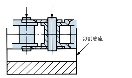 将塑料组合链条放在支架上