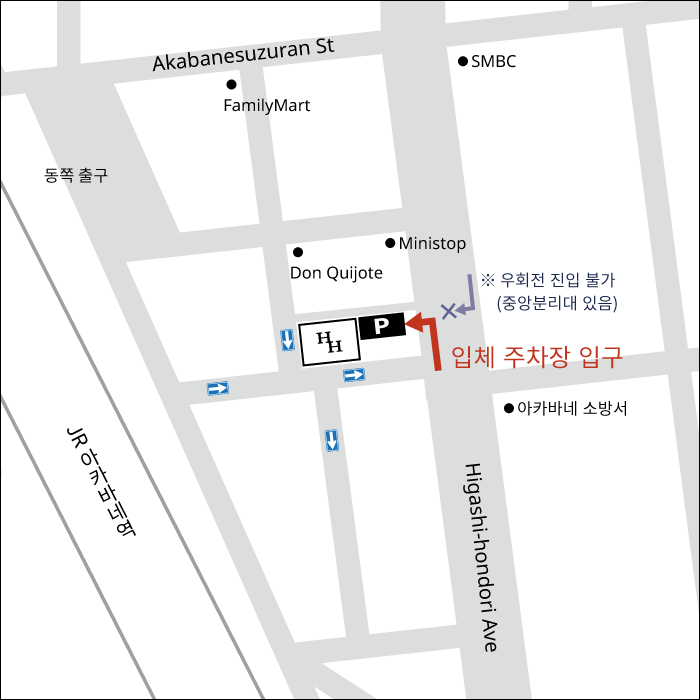 立体駐車場入口はホテル裏