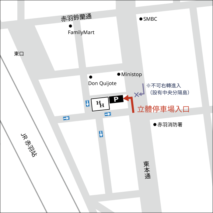 立体駐車場入口はホテル裏